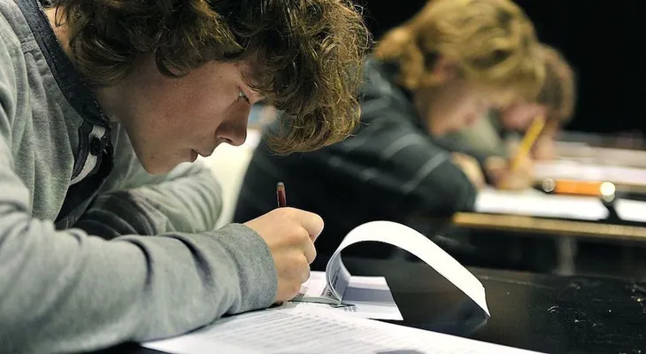 España mejora levemente en la prueba PISA gracias al descenso de la media del OCDE