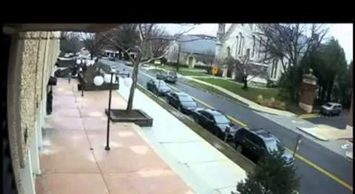 Una mujer que cae del cielo con su coche (VIDEO)