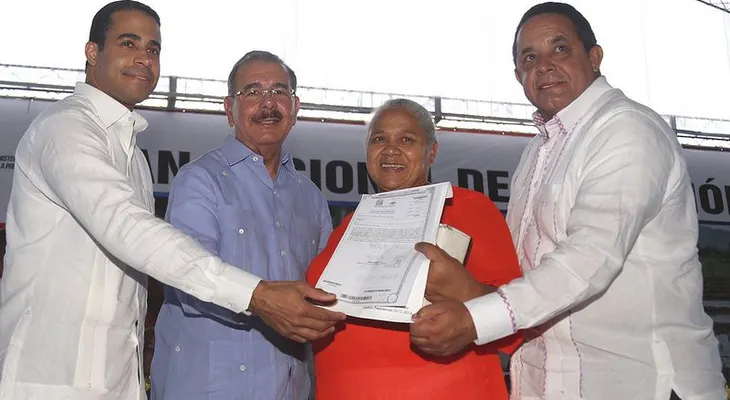 Danilo Medina dice entrega de títulos no tiene bandera política