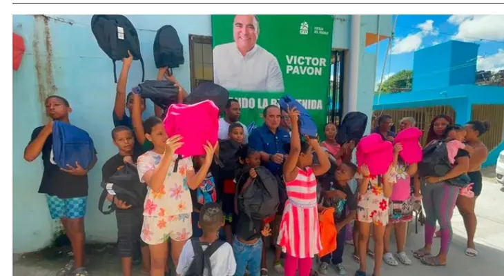 Pavón entrega útiles escolares y critica al Gobierno por falta de cupos