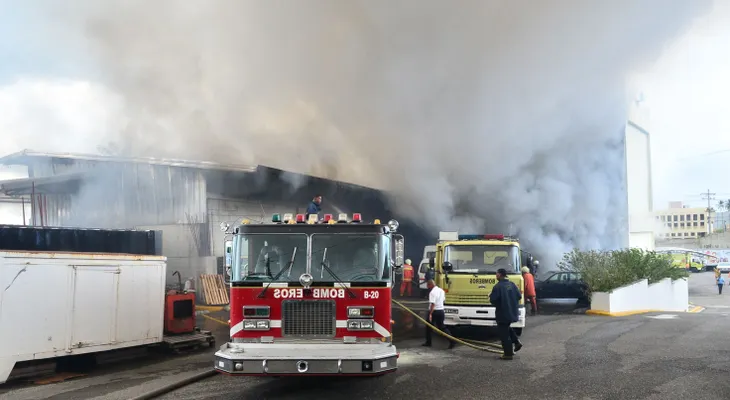 Bomberos sofocan fuego en fábrica de la República de Colombia