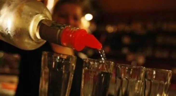 41 personas mueren por tomar alcohol adulterado en barrio de la India