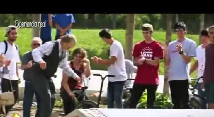 Se viste de anciano y da una lección a unos jóvenes (Video)