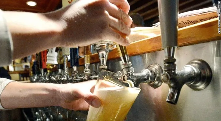 Las ventas de bebidas alcohólicas bajan por primera vez en 20 años