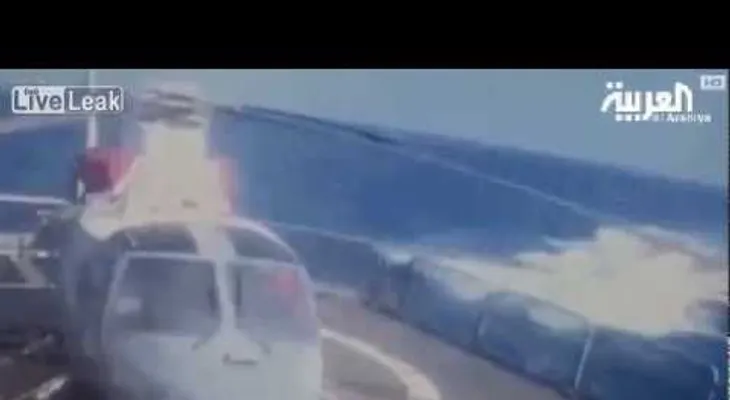 Un submarino suicida explota contra una fragata de Arabia Saudita (VIDEO)