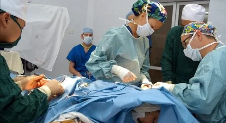 Cirujanos reimplantan exitosamente mano a niña de dos años