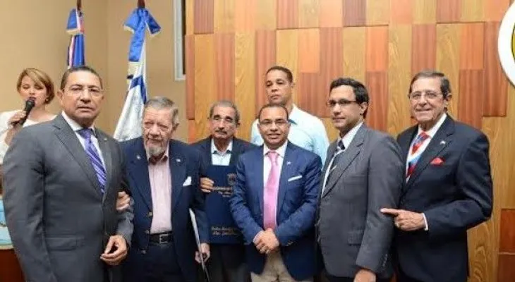 La Vega declara hijos adoptivos a Gómez Ochoa y Mayobanex  Vargas