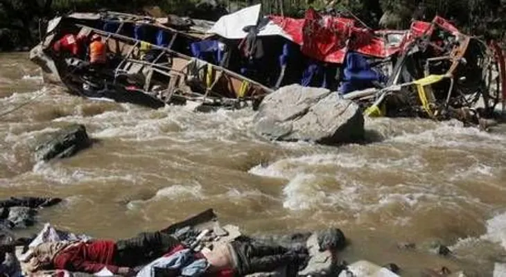 15 muertos tras caída bus al abismo en los Andes 