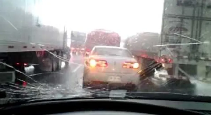 Granizo destruyendo carros (VIDEO)