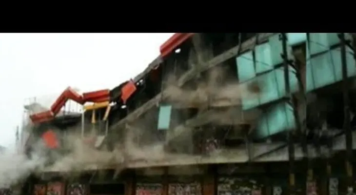 Demuelen un centro comercial sin evacuarlo antes (VIDEO)