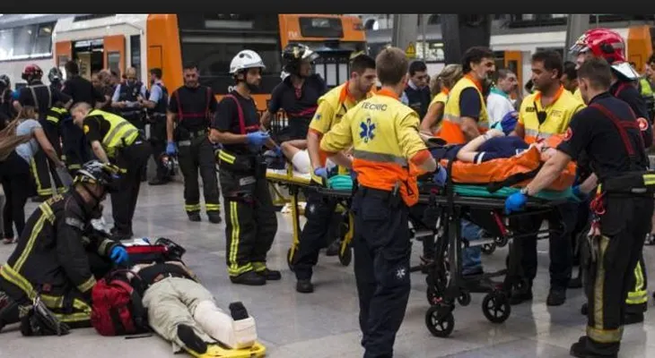 Varios heridos al colisionar un tren en una estación en Barcelona