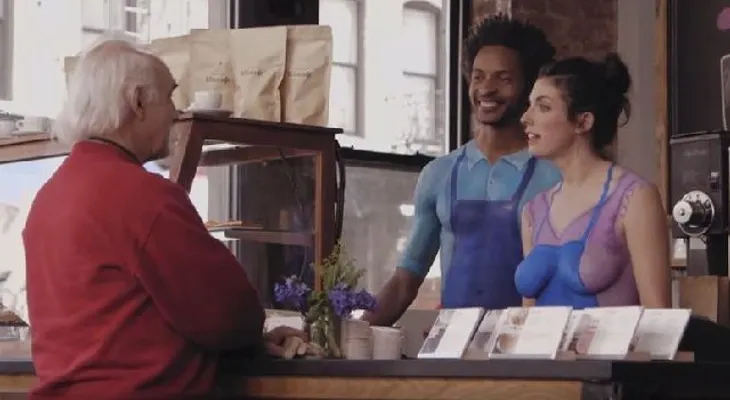 Video: Empleados de cafetería regalan café ¡desnudos!