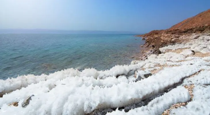 El agua del mar y el cloro de las piscinas destruyen el Covid-19