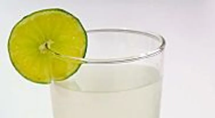 Cómo adelgazar con agua y limón