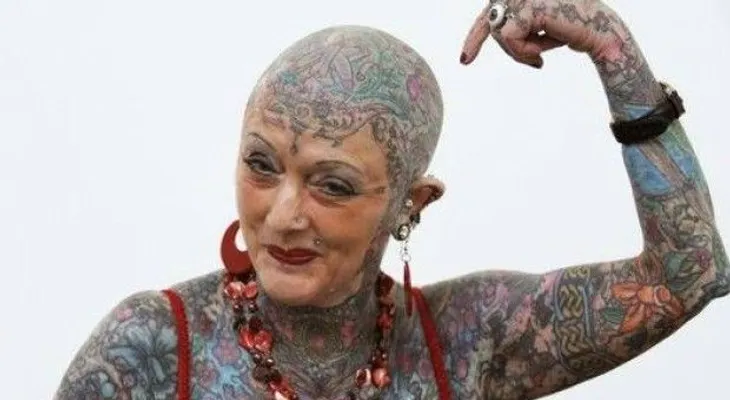 Muere la mujer más vieja con más tatuajes en su cuerpo