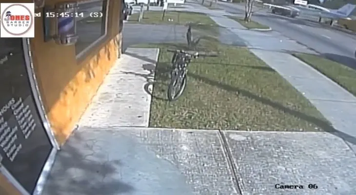 El aterrador momento cuando un avión se estrella en medio de una avenida en Florida