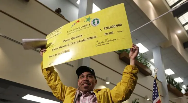Inmigrante se saca loto de un millón de dólares y solo le dan 1,000
