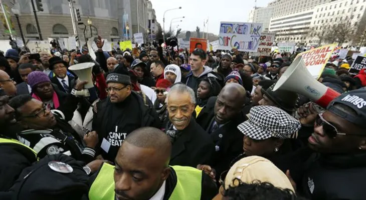 Cientos de personas protestan en Londres contra violencia racial en EE. UU.
