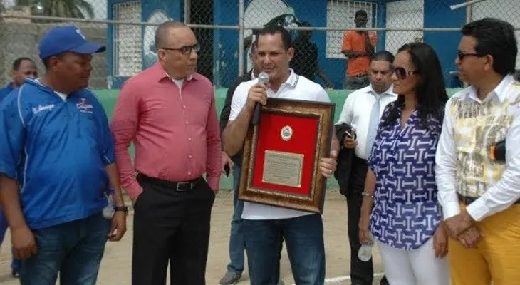 Club deportivo Los Delfines reconoce ministro Juventud