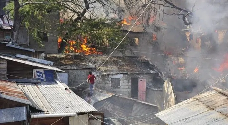 Fuego destruye cinco viviendas y un colmado en Santiago