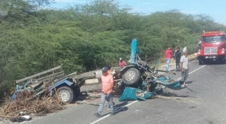 Dos muertos y tres heridos en triple choque de camiones en Azua