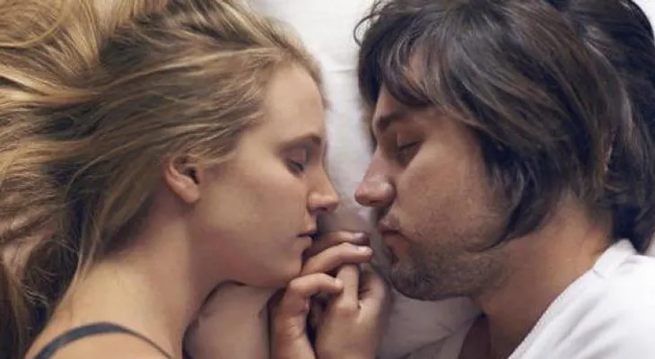 Qué revela la postura en la que duerme una pareja sobre su vida sexual