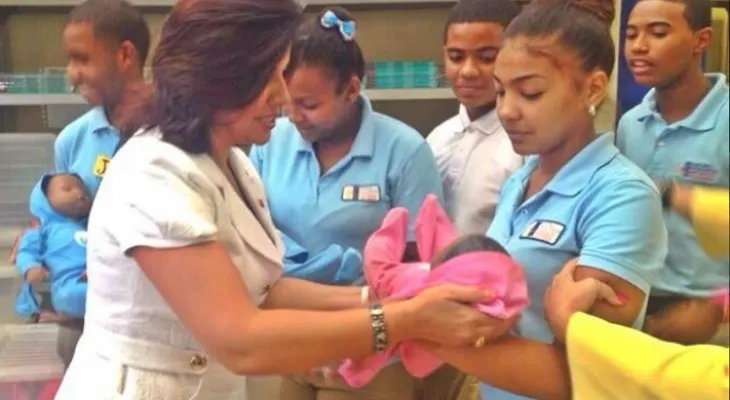 Vicepresidencia otorga simuladores de bebés a estudiantes para reducir embarazos