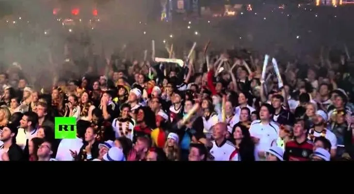 Miles de hinchas alemanes celebran la victoria de su selección en el Mundial