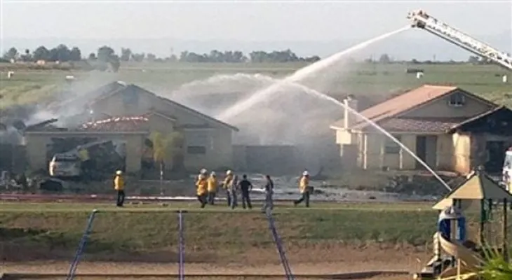 Jet militar se estrella en vecindario en California 