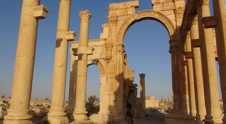 ISIS ata a víctimas en columnas de Palmira y las detona
