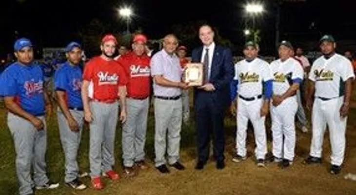 Dedican torneo de softbol al ministro de Industria y Comercio por su gran respaldo al deporte