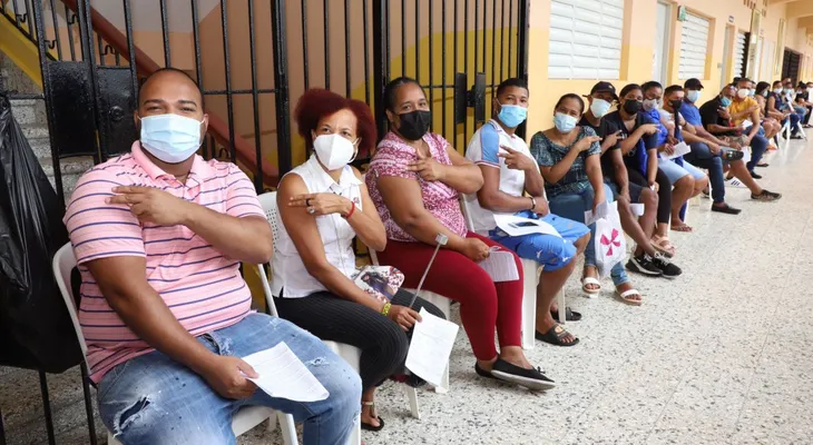 Presidente Abinader destaca la afluencia de personas a vacunarse