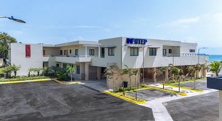 Presidente Abinader inaugura Escuela de Formación Técnico Profesional Guarocuya en Barahona