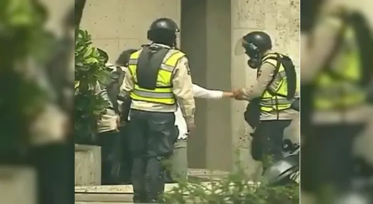 ¿Robó la policía venezolana a dos manifestantes? Esto es lo que muestra un video