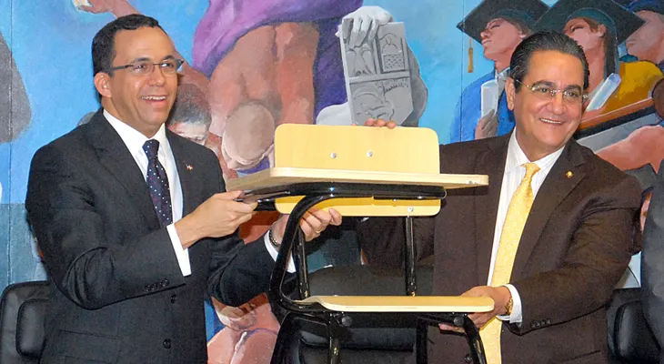 Ministerio de Educación dona cinco mil butacas a la Escuela de Formación Docente de la UASD