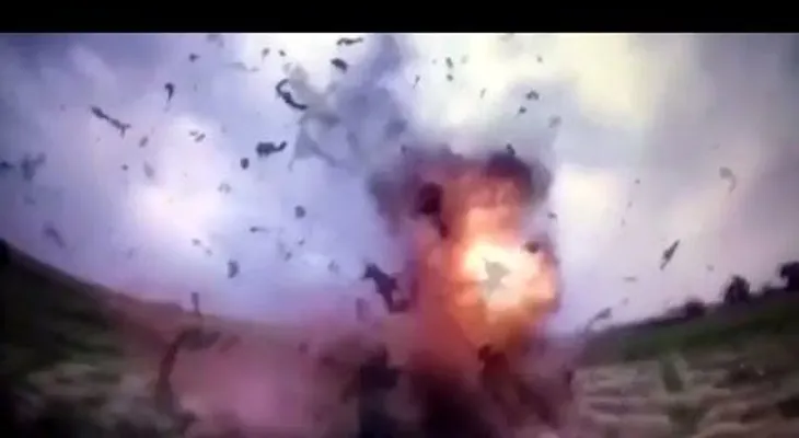 IMAGENES MUY FUERTES: Un yihadista del EI se inmola junto a tres policías (18+) (VIDEO)