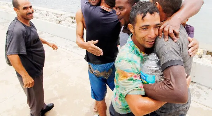 Decenas de cubanos intentan llegar por mar a EEUU