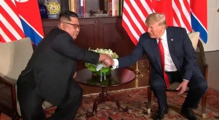 Donald Trump y Kim Jong Un y su apretón de manos que recorre el MUNDO 