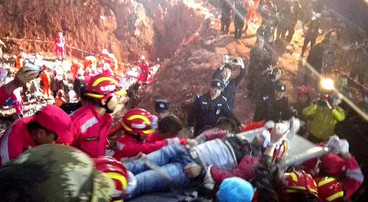 Rescatan a dos personas que estuvieron enterradas más de 60 horas tras derrumbe en China
