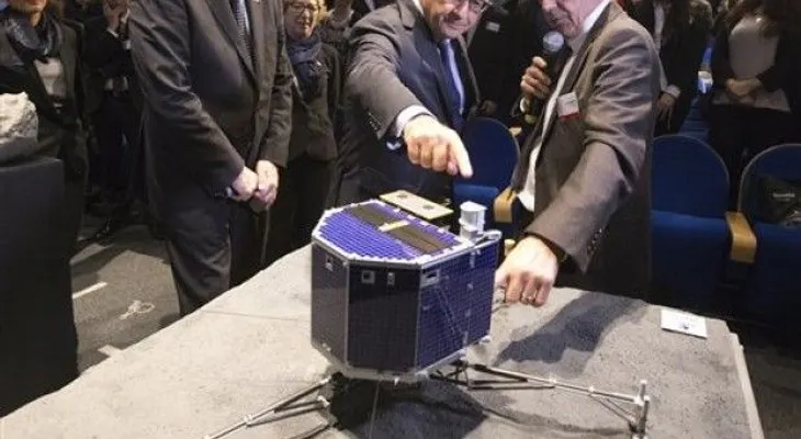 La sonda Philae despierta tras hibernar 7 meses en un cometa 