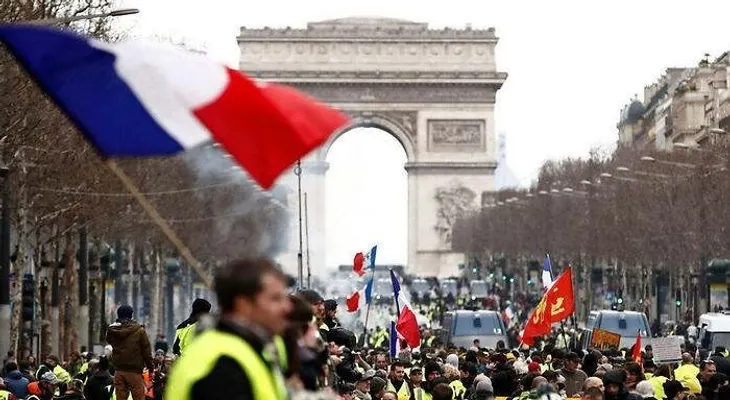 Más de 500,000 personas se movilizan en Francia contra el costo de la vida y la violencia policial