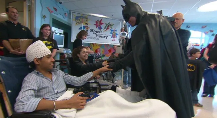 Muere en accidente el Batman que visitaba niños enfermos en hospitales