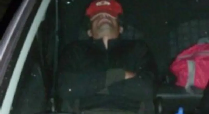 Hombre sustraía radio de carro habían robado