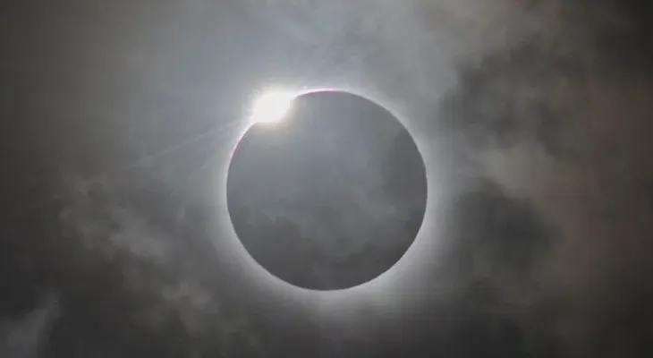 Minuto a minuto: las fotos, los videos, los datos y más sobre el eclipse del siglo