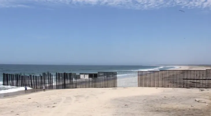 Una artista borra muro fronterizo entre EE.UU. y México (VIDEO)