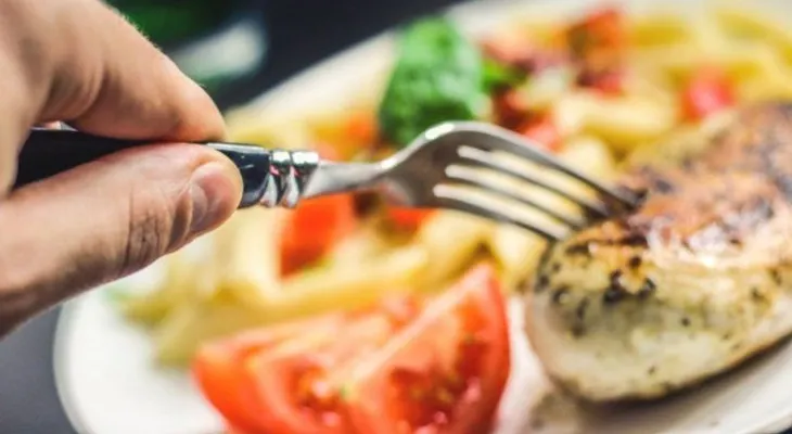 Mira por qué no debes comer estos 7 alimentos a la hora de la cena