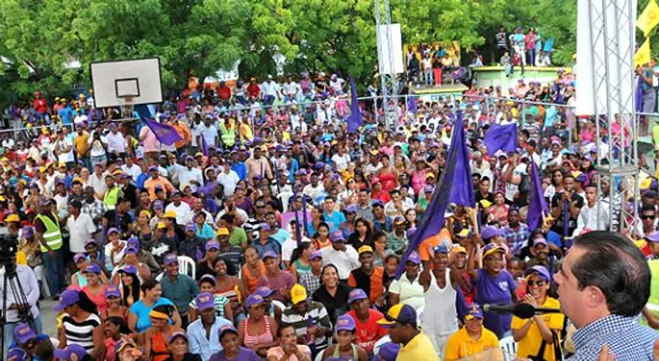 Javier García juramenta equipo de campaña en Azua  