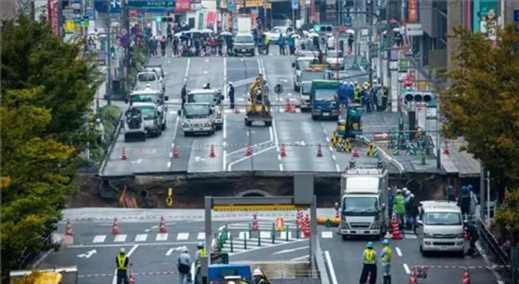 Un enorme crater gitante se abrió en una ciudad japonesa y se tragó casi toda una avenida