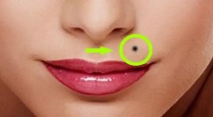El curioso significado de tener un lunar cerca del labio