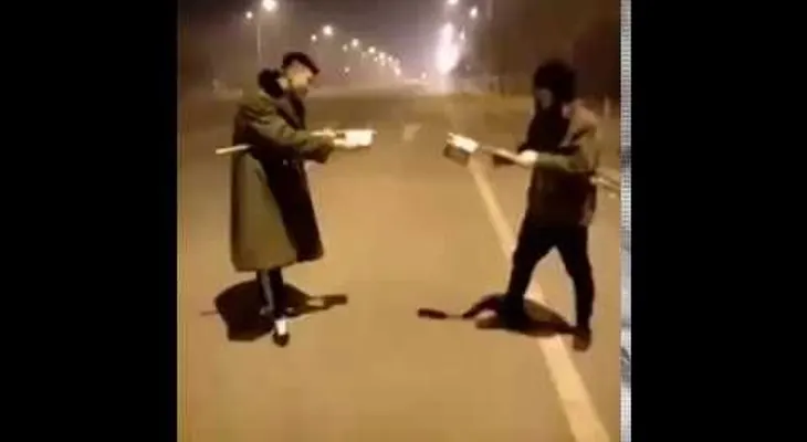 Dos chinos se disparan con fuegos artificiales